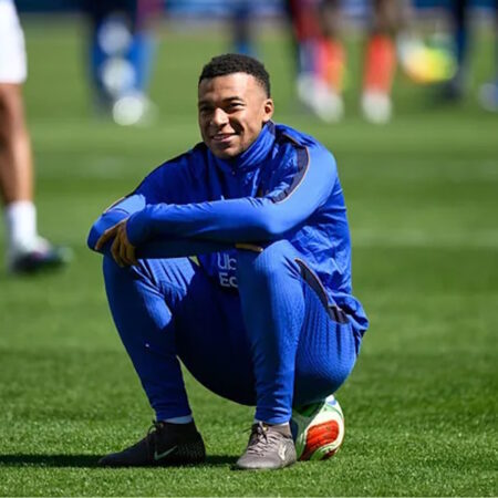 Mbappe caught eating a chocolate bar while France thrashed Colombia