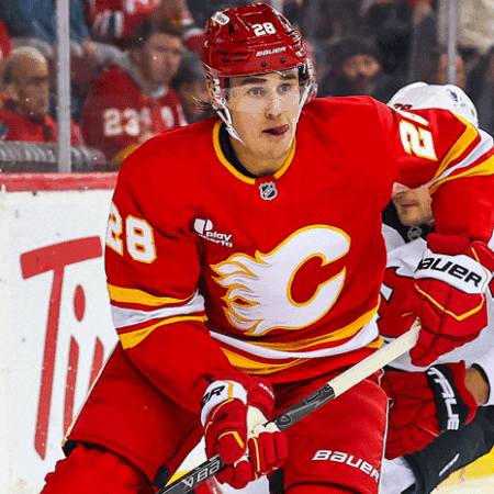 Flames vs Avalanche Prediction, Picks & Odds for Tonight’s NHL Game