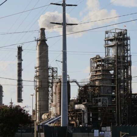 Explosion rocks Texas oil refinery