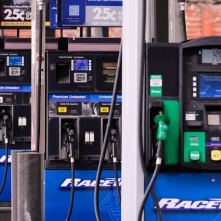 Gas hits $4 on average in US