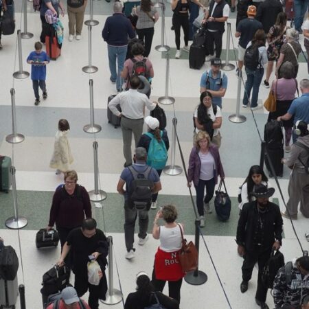 Democrats worry centrists will undercut them on DHS shutdown amid TSA meltdown