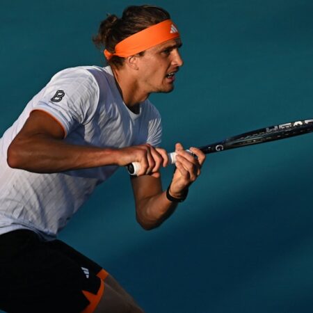 Per Schmetterball zum Sieg: Zverev kämpft sich ins Viertelfinale