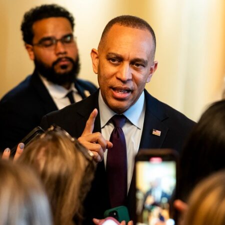 Jeffries presses Johnson to pass Senate DHS bill; open to helping GOP with rule