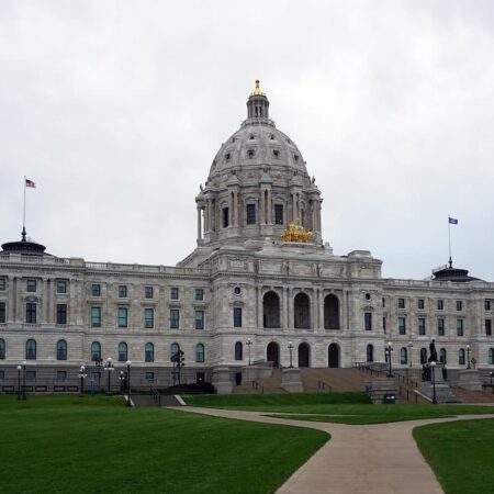 Minnesota Lawmakers Advance Sweeps Casinos, Prediction Market Ban Bills
