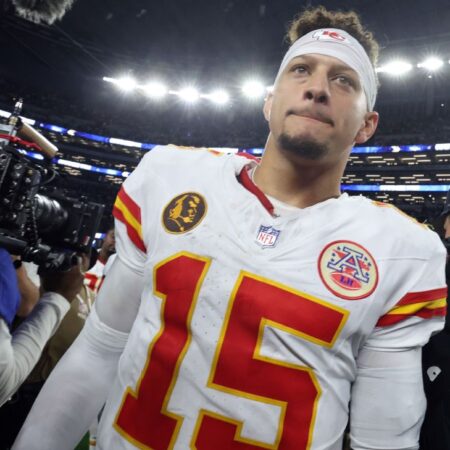 Mahomes shows progress, posts video throwing