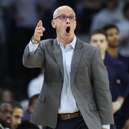 Hurley asks rival fans to join forces in Sweet 16