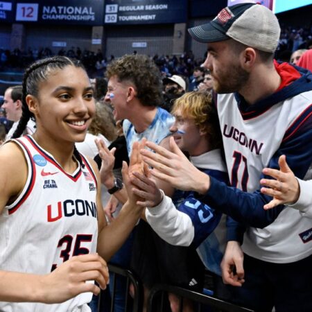 Fudd leads UConn to 53-point win, into Sweet 16
