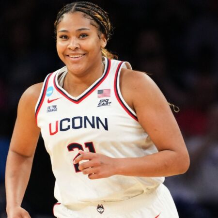 UConn marches into Elite 8 behind Strong’s 21-10