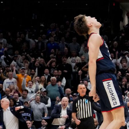 Mullins’ last-second 3 sends UConn to Final Four