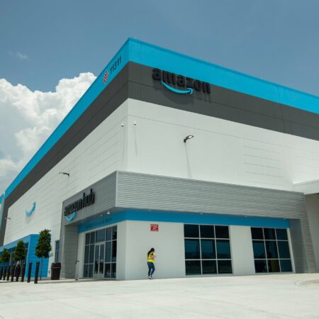 Staten Island showdown: NLRB orders Amazon to bargain with union