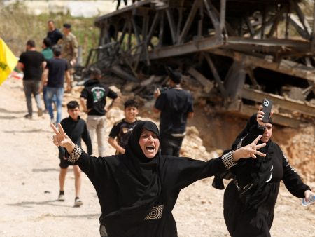 Lebanese return to devastated south as fragile 10-day truce takes hold