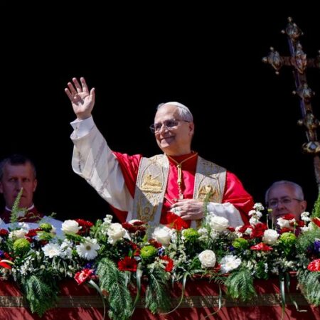 Pope’s Easter message: Leaders must choose peace over war