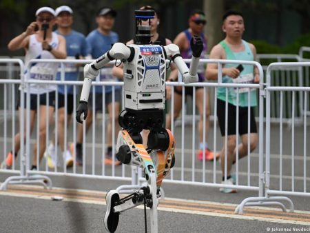 Robot runners beat humans in Beijing half-marathon