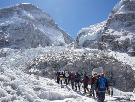 Nepal: Mount Everest ice block obstructs large group of spring climbers