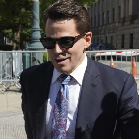 Scaramucci: Bondi wasn’t doing enough for Trump