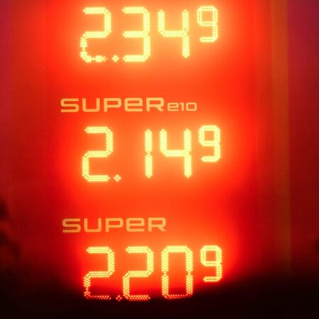 France advising Bahrain on UN resolution to open Strait of Hormuz