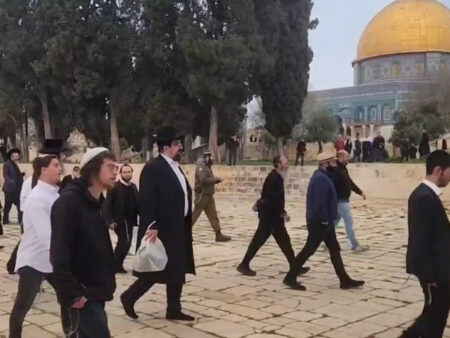 Israeli settlers storm Al-Aqsa Mosque compound after reopening