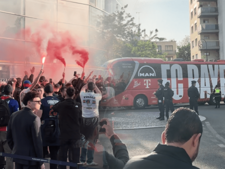 Busankuft am Stadion: Buhrufe für Bayern, Pyro für PSG