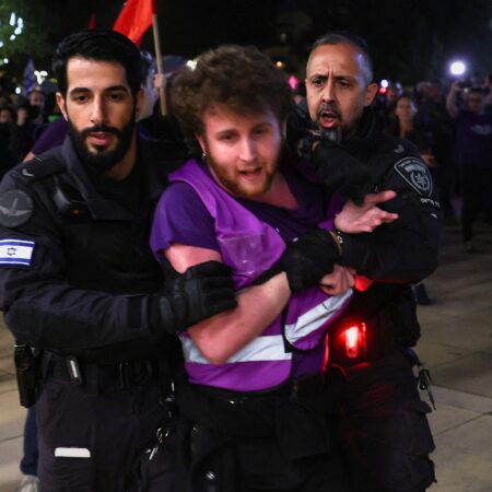Israeli police arrest antiwar protesters in Tel Aviv