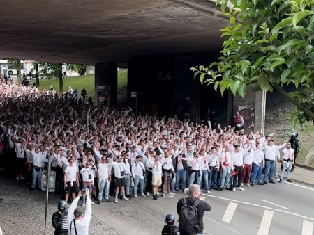 La Ola für Balkon-Paar: Freiburg-Fans stimmen sich für Halbfinale ein