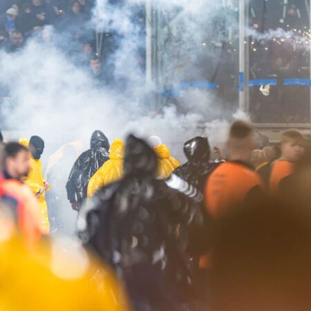 Fans stürmen Platz: Verstörende Szenen in Dresden – Polizei und DFB ermitteln