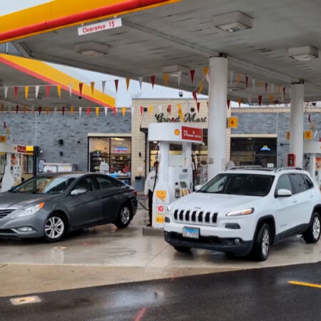 “We blame Trump”: Drivers line up for free gas as prices surge in the US