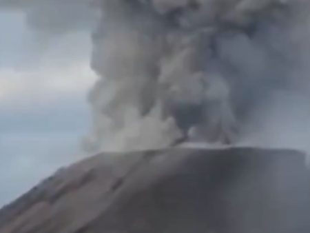 Video: Moment hikers get caught in Guatemala volcano eruption