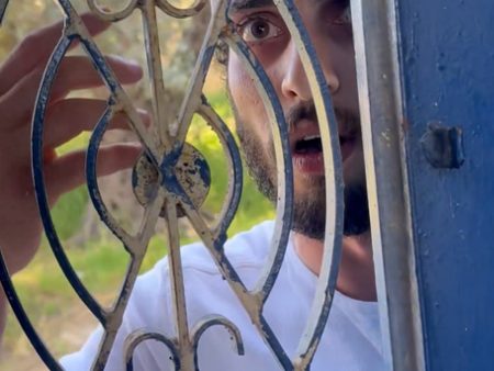 Israeli settler attacks Hebron activist’s home as soldier looks on