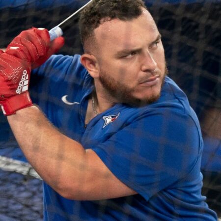 Jays’ Kirk hits IL with dislocated, fractured thumb