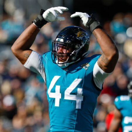 Jags sign DE Walker to 4-year, $110M extension
