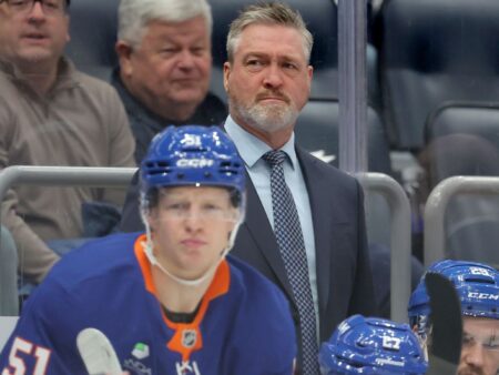 Reeling Islanders fire Roy, hand reins to DeBoer