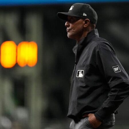 Ump Bucknor in spotlight again after missed call