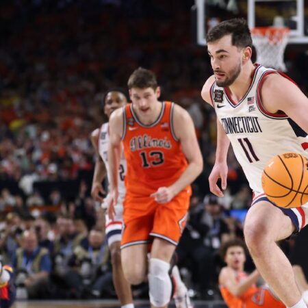 UConn tops Illini, makes 3rd title game in 4 years