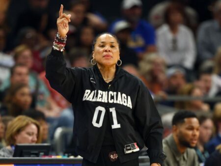 Staley makes show of pregame hug with Close