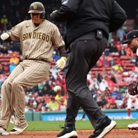 Corner kick: Machado boots pickoff, rallies Padres