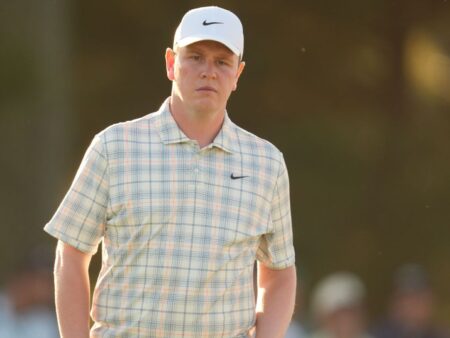 Frustrated McIntyre flips off green at Masters