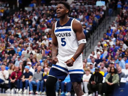 Wolves rally from 19 down to win wild Game 2