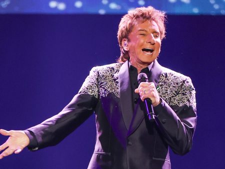 Barry Manilow Plans To Resume Tour In June While “Making Great Progress” With Cancer Treatment