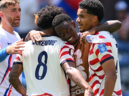 USA beat Australia 2–0 to book knockout spot at World Cup