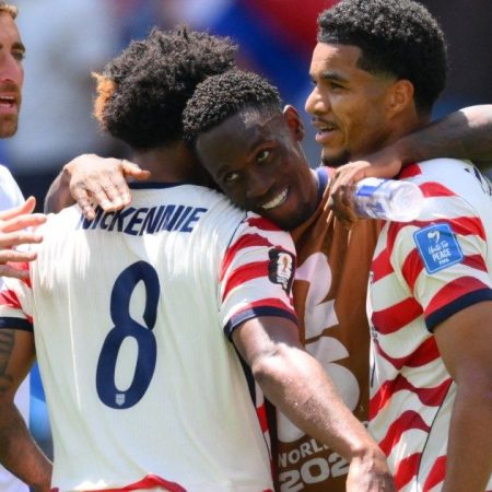 USA beat Australia 2–0 to book knockout spot at World Cup