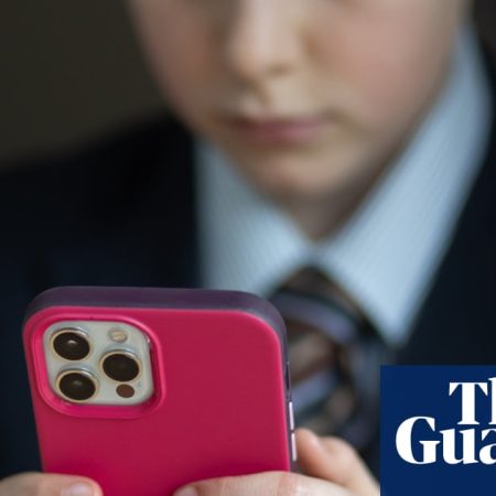Starmer gives tech firms ultimatum to block explicit images on children’s phones