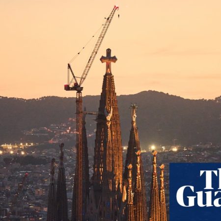 Crowds turn out in Barcelona for pope blessing Sagrada Família’s final tower