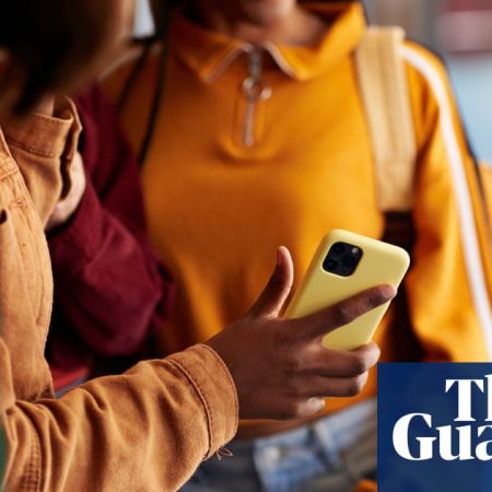 Starmer to announce ‘Australia plus’ ban on social media for under-16s