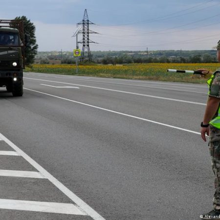 War in Ukraine: Kyiv strikes key Russian supply lines