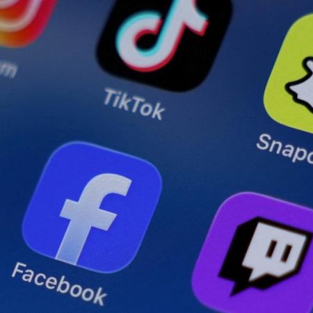 UAE imposes limits on teen social media access