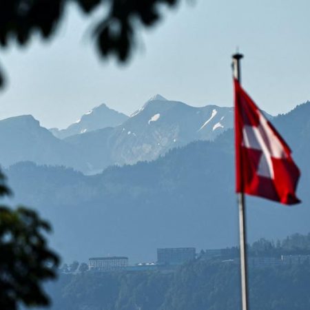 US and Iranian negotiators head to Switzerland for talks