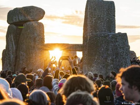 Stonehenge revelers ring in summer solstice