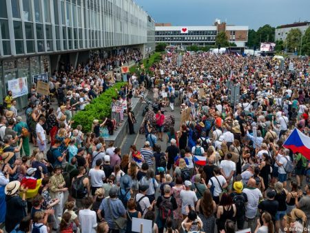 Czechia: Thousands march in support of public media funding
