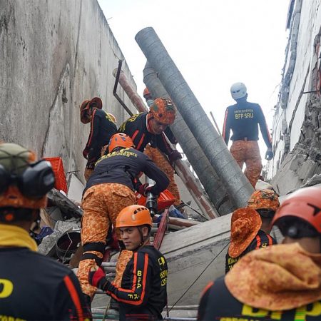 Southern Philippines hit by 7.8-magnitude earthquake