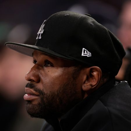 Floyd Mayweather faces theft charges for using bad cheque to buy a watch